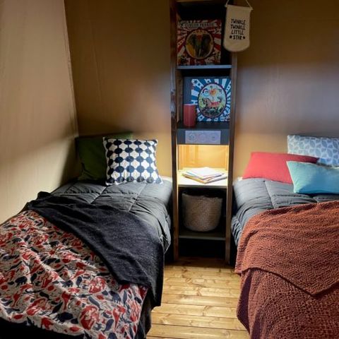 Tente en toile et en bois 5 personnes - Lodge EVASION - 2 chambres - avec sanitaires