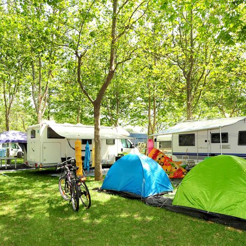 STAANPLAATS - Standplaats zilver: tent, caravan of camper, elektriciteit 3A