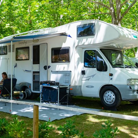 EMPLACEMENT - Emplacement Platinum : caravane ou camping-car + raccordement eau courante 10A / évacuation + electricité
