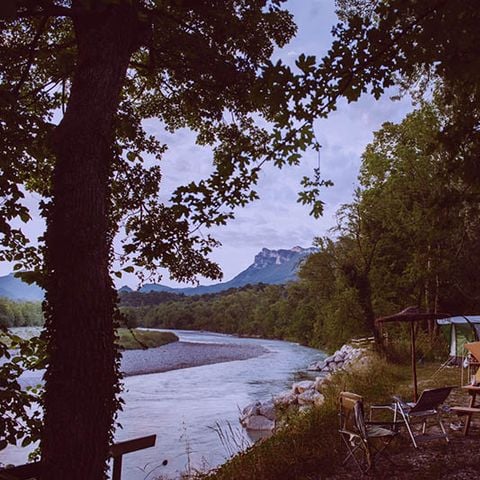 EMPLACEMENT - Emplacement exclusif pour tente en bord de rivière Drôme