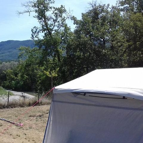 Stellplatz - Exklusive Stellplätze mit Blick auf den Fluss und die Berge Wohnwagen - Zelt oder Wohnmobil