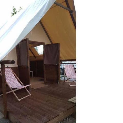 Tente en toile et en bois 6 personnes - Cabane Trappeur surplombant la rivière avec vue sur les montagnes