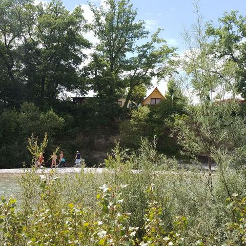 TIENDA DE LONA Y MADERA 6 personas - Cabaña de tramperos sobre el río con vistas a las montañas