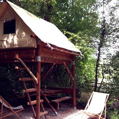 Hébergement 2 personnes - Cabane Bivouac sur pilotis sous les arbres