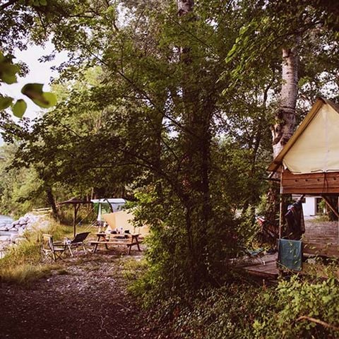 Hébergement 2 personnes - Cabane Bivouac sur pilotis sous les arbres