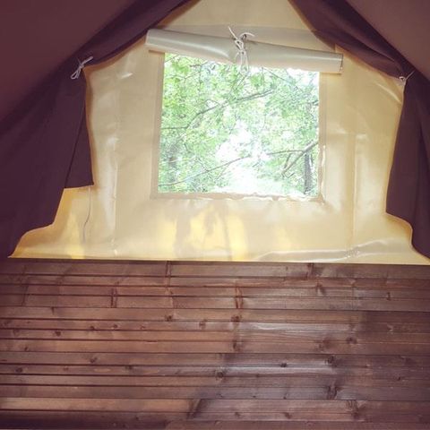 Hébergement 2 personnes - Cabane Bivouac sur pilotis sous les arbres