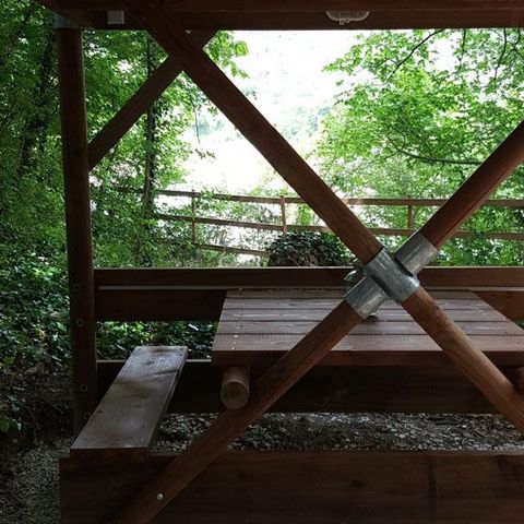 Hébergement 2 personnes - Cabane Bivouac sur pilotis sous les arbres