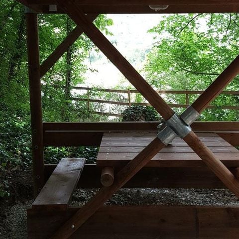 HÉBERGEMENT INSOLITE 2 personnes - Cabane Bivouac sur pilotis sous les arbres