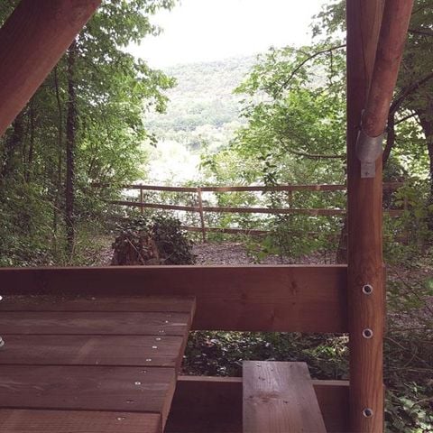Hébergement 2 personnes - Cabane Bivouac sur pilotis sous les arbres