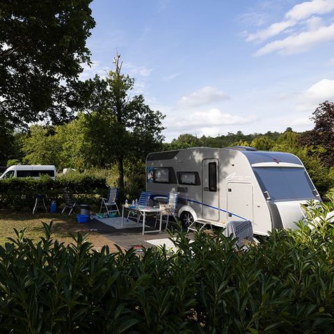 STAANPLAATS - Natura-arrangement (1 tent, caravan of camper / 1 auto)
