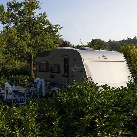 STAANPLAATS - Natura-arrangement (1 tent, caravan of camper / 1 auto)