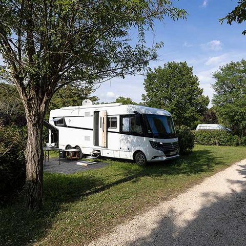 Kampeerplaats - Comfort Plus pakket (1 caravan of camper / 1 auto / elektriciteit)