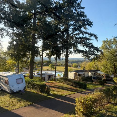 Stellplatz - Prestige-Stellplatz 100m² - 10A + Wasser und Abwasser