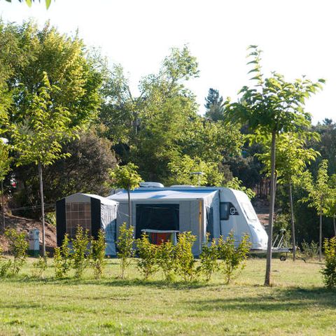 Stellplatz - Pitch von 70 Metern Gras, Aussicht und Sonne