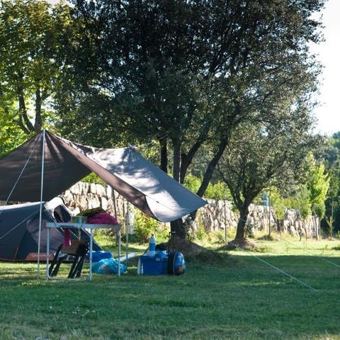 Stellplatz - Pitch von 70 Metern Gras, Aussicht und Sonne