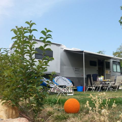 Stellplatz - Pitch von 70 Metern Gras, Aussicht und Sonne
