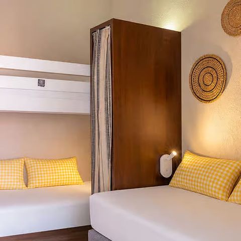 BUNGALOW 5 people - Premium Bung – 2 bedrooms, sleeps 5, terrace, air conditioning