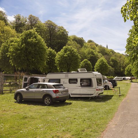 Stellplatz - Stellplatz Confort: 1 Zelt, Wohnwagen oder Wohnmobil + 1 Auto + Strom (10A)