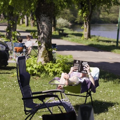 STAANPLAATS - Standplaats Confort Semois: 1 tent, caravan of camper + 1 auto + elektriciteit (10A)