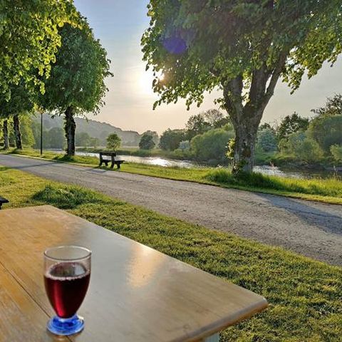 PLOT - Pitch Confort Semois: 1 tent, caravan or motorhome + 1 car + electricity (10A)