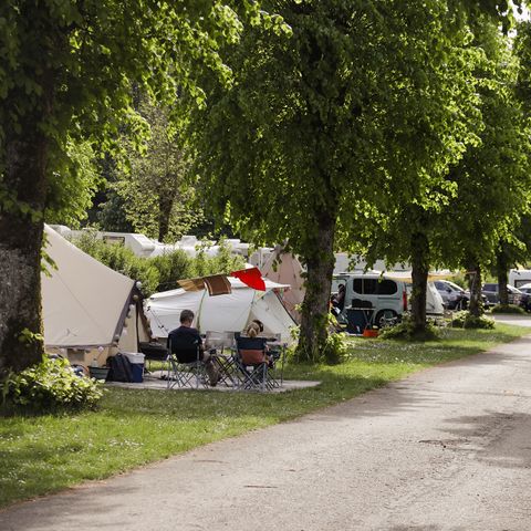 PIAZZOLA - Piazzola Confort Semois: 1 tenda, roulotte o camper + 1 auto + elettricità (10A)