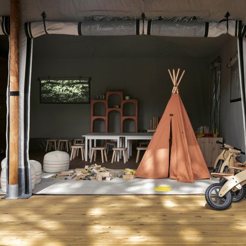 Kampeerplaats - Auto +/caravan of camper + elektriciteit (tenten niet toegestaan)