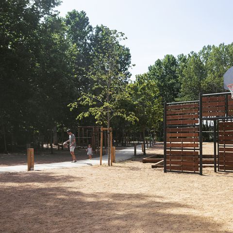 Stellplatz - Auto +/Wohnwagen oder Wohnmobil + Strom