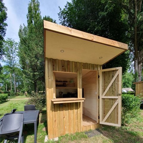 EMPLACEMENT - pour tente, caravane ou camping-car avec un chalet équipé 
