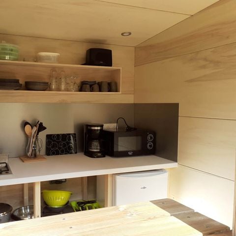 EMPLACEMENT - pour tente, caravane ou camping-car avec un chalet équipé 