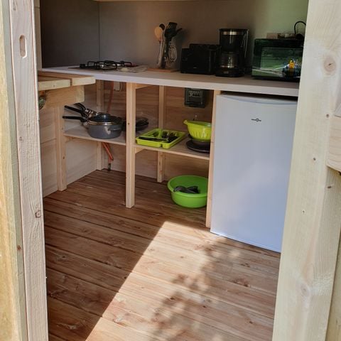 EMPLACEMENT - pour tente, caravane ou camping-car avec un chalet équipé 