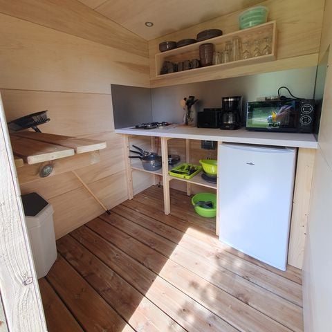 STAANPLAATS - voor tenten, caravans of campers met een volledig uitgerust chalet