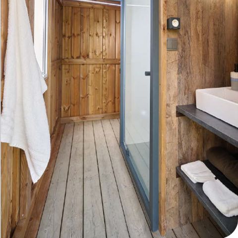 EMPLACEMENT - Emplacement Prémium pour tente, caravane et camping-car avec sanitaire privatif "Le Refuge"