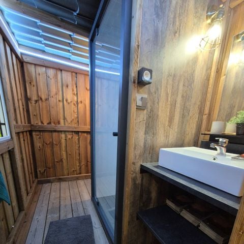 EMPLACEMENT - Emplacement Prémium pour tente, caravane et camping-car avec sanitaire privatif "Le Refuge"