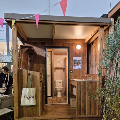 PIAZZOLA - Piazzola premium per tende, roulotte e camper con servizi igienici privati e angolo cottura.