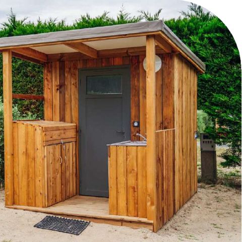 PARCELA - Parcela Premium para tienda, caravana y autocaravana con instalaciones sanitarias privadas + zona de cocina