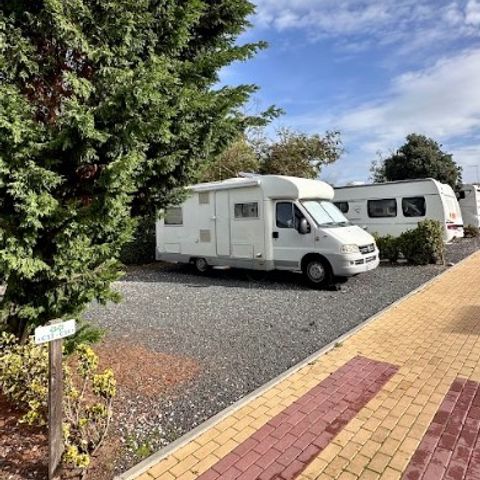 STAANPLAATS - Pitch ** + water