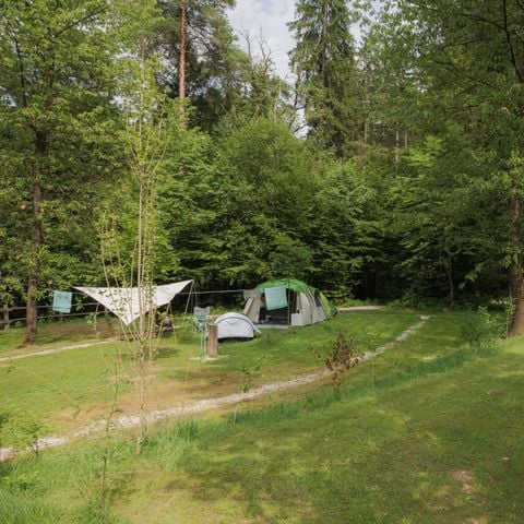 EMPLACEMENT - Emplacement pour tente - Vue sur la rivière