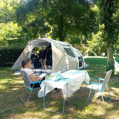 EMPLACEMENT - Emplacement nu pour tente + 1 véhicule