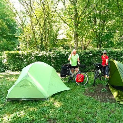 STAANPLAATS - Kale standplaats voor tent + 1 voertuig