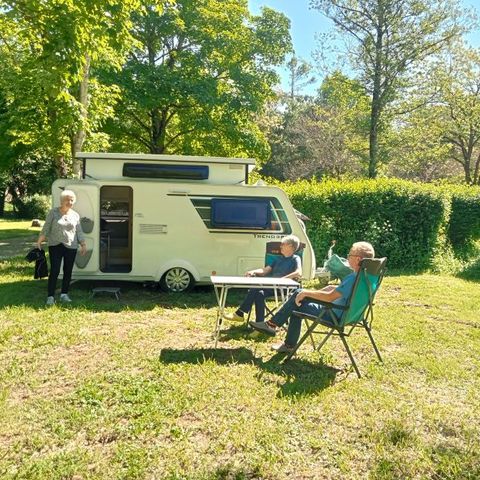 EMPLACEMENT - Emplacement pour caravanes et vans