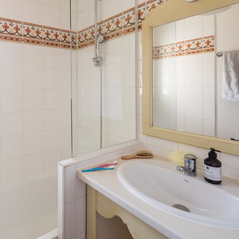 APARTMENT 6 people - - 2 bedrooms - Terrace - Garden level