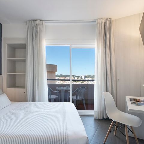 CHAMBRE 2 personnes - Chambre Individuelle - Balcon