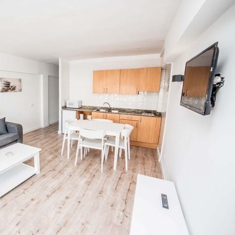 APPARTEMENT 4 personnes - 3 adultes + 1 enfant de moins de 15 ans - 1 chambre - Balcon