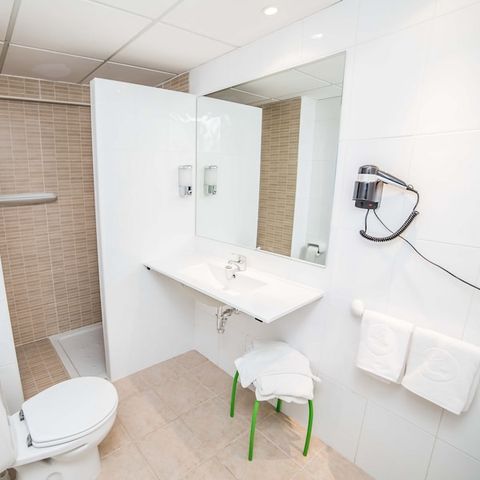 APPARTEMENT 4 personnes - 3 adultes + 1 enfant de moins de 15 ans - 1 chambre - Balcon