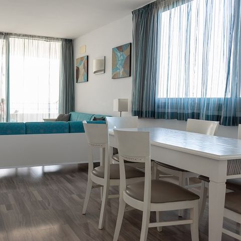 Apartment 6 persons - Flat 6 people - 2 bedrooms - Pool view