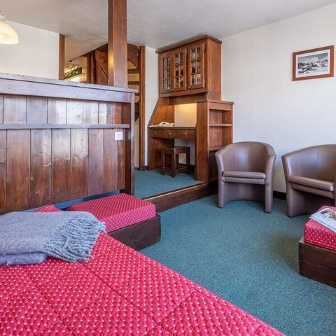 APARTMENT 8 people - Flat sleeps 8 - 1 bedroom + 1 sleeping area - Duplex