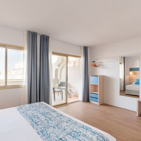 Chambre 2 personnes - Chambre d'hôtel Double - Adaptée à la PMR - Balcon C2A