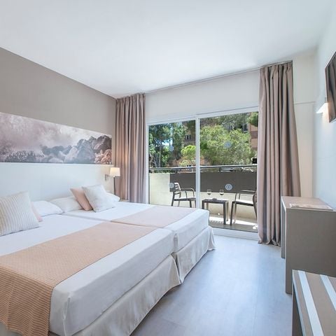 HABTIACIÓN 4 personas - Habitación familiar - 3 adultos + 1 niño (-12 años) - balcón