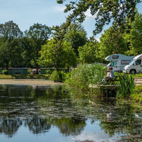 EMPLACEMENT - Aire de camping-car « Comfort » au bord de l'eau