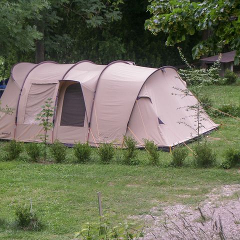 Kampeerplaats - voor tenten, bestelwagens en tentkarren